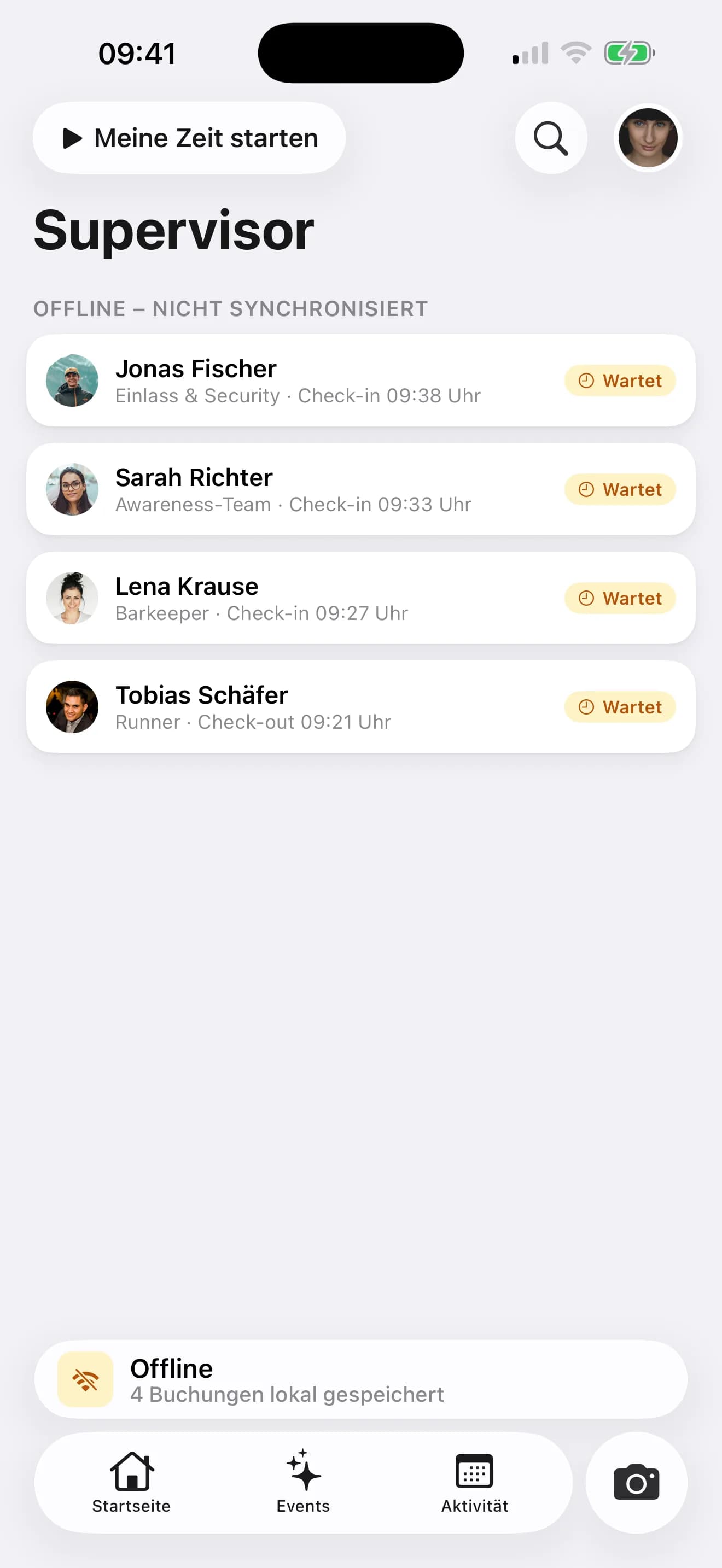Supervisor-Ansicht der Crew-App im Offline-Modus: vier Check-ins lokal gespeichert, Synchronisierung wartet