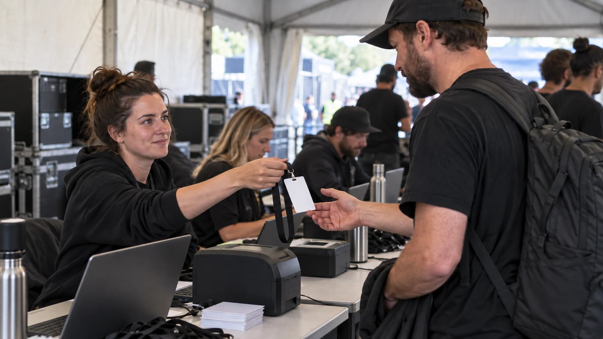 Akkreditierungsschalter im Backstage eines großen Festivals mit Ausweisdruckern und Laptops