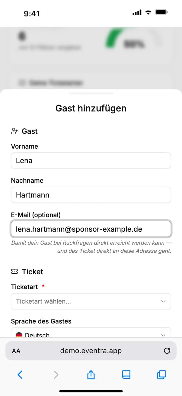 Gastgeber trägt einen Gast auf der Einladungsseite ein